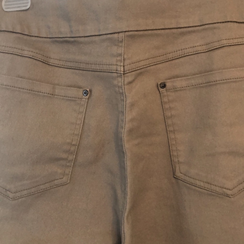 😀Khaki Stretch Capri bottoms